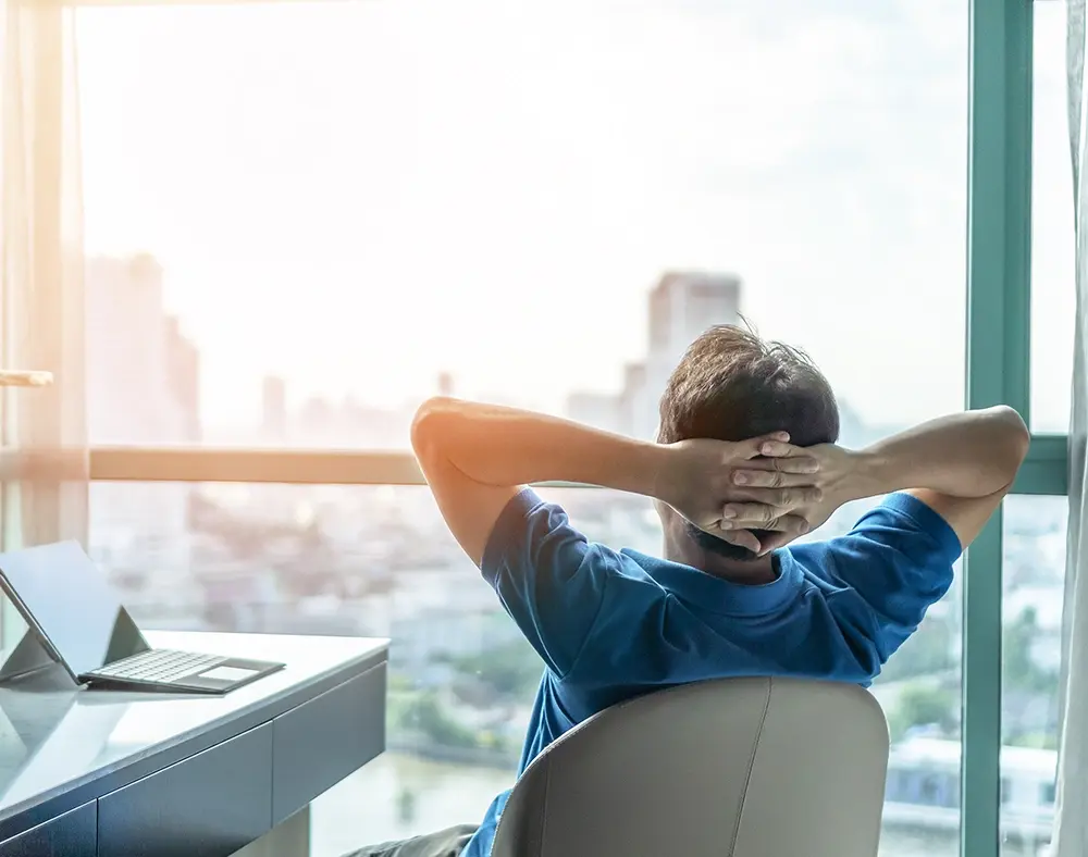 Mann lehnt sich nach der Arbeit zurück