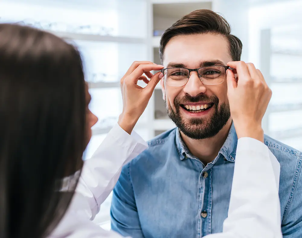 Mann mit Brille beim Augenoptiker