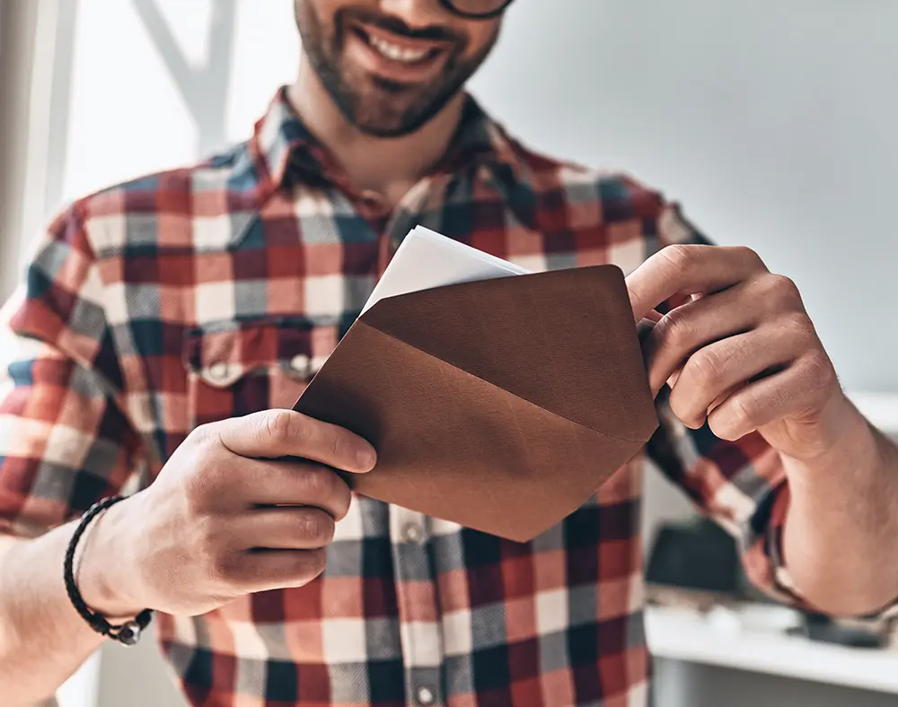 Frau mit geöffnetem Brief in der Hand
