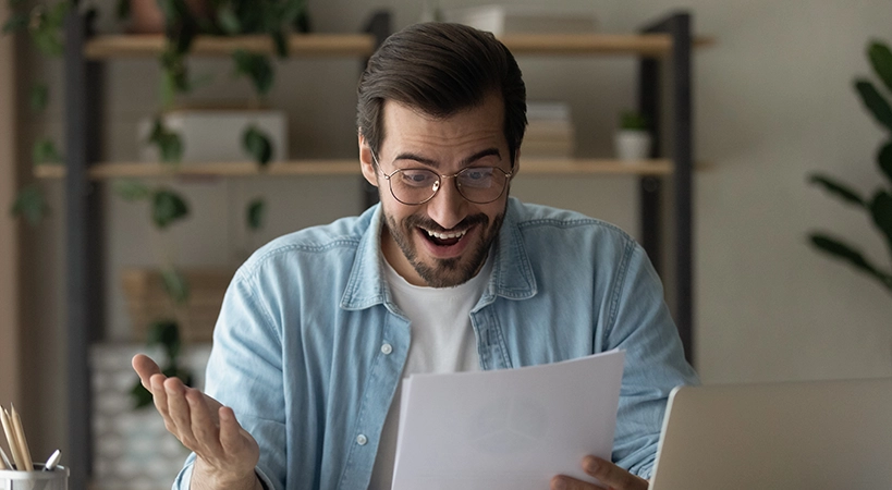 Begeisterter Kunde mit einem Mailing in der Hand